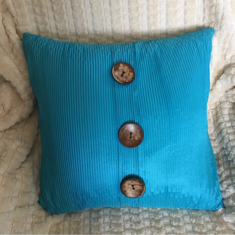 Millihome feather pillow aqua/teal/blue pleated cover LG Button accents Zips
